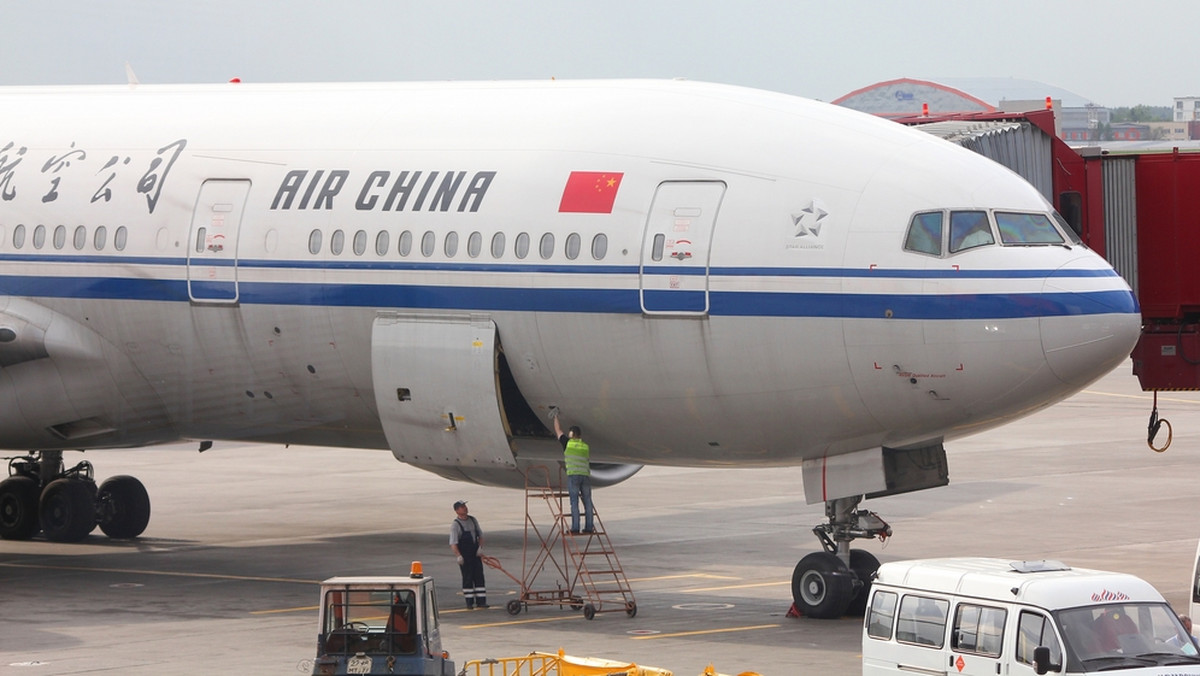 Na pokładzie Boeinga 737-800 linii lotniczych Air China, który miał lecieć do Pekinu, jeden z członków załogi zauważył wylatujące z silnika iskry. W ciągu kilku minut przybyło osiem zastępów straży pożarnej, aby opanować ewentualny pożar. Niestety, zaczęli gasić nie ten samolot...