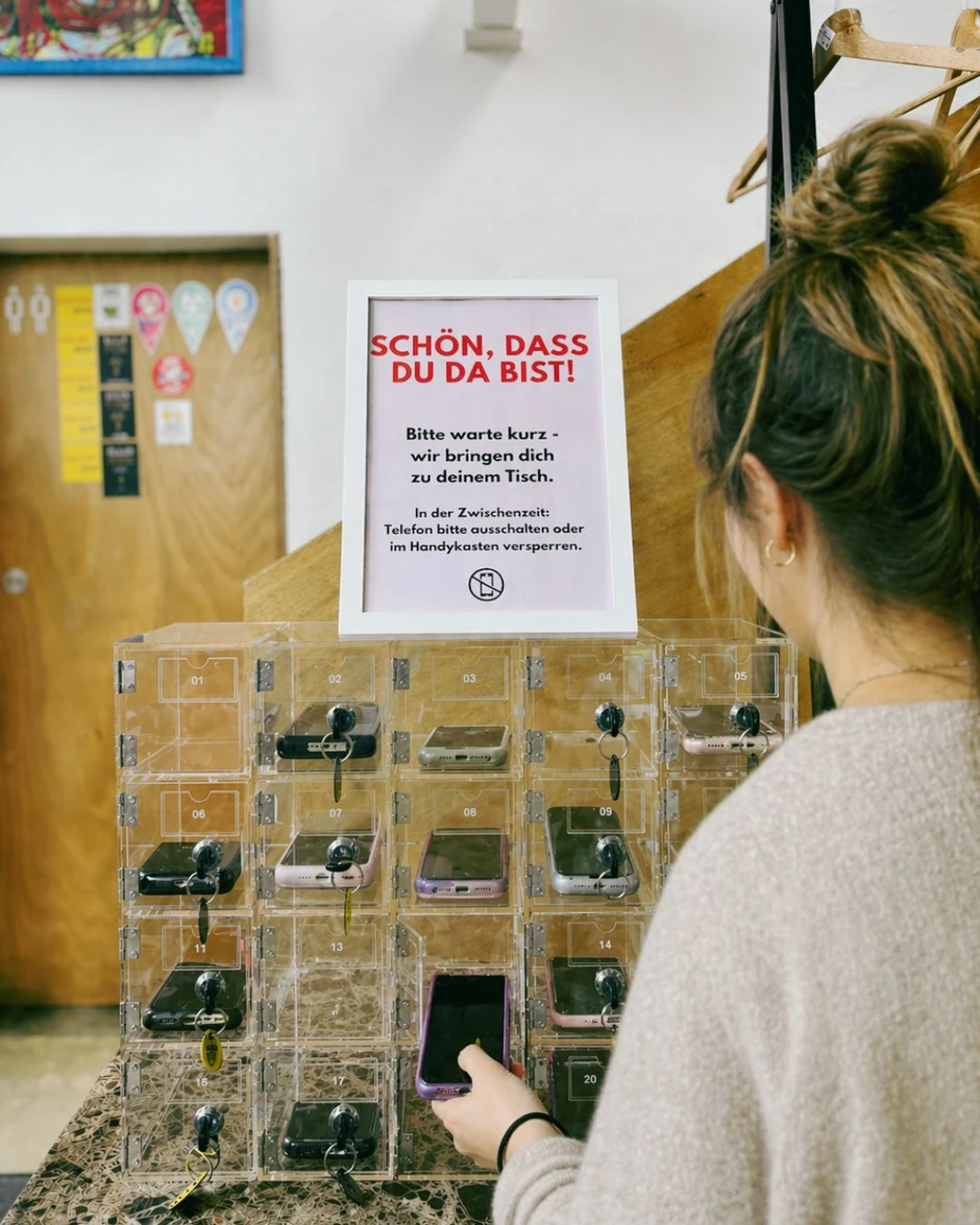 Na ulazu se gosti mole da isključe svoje telefone ili ih po želji bezbedno odlože u zaključane pregrade