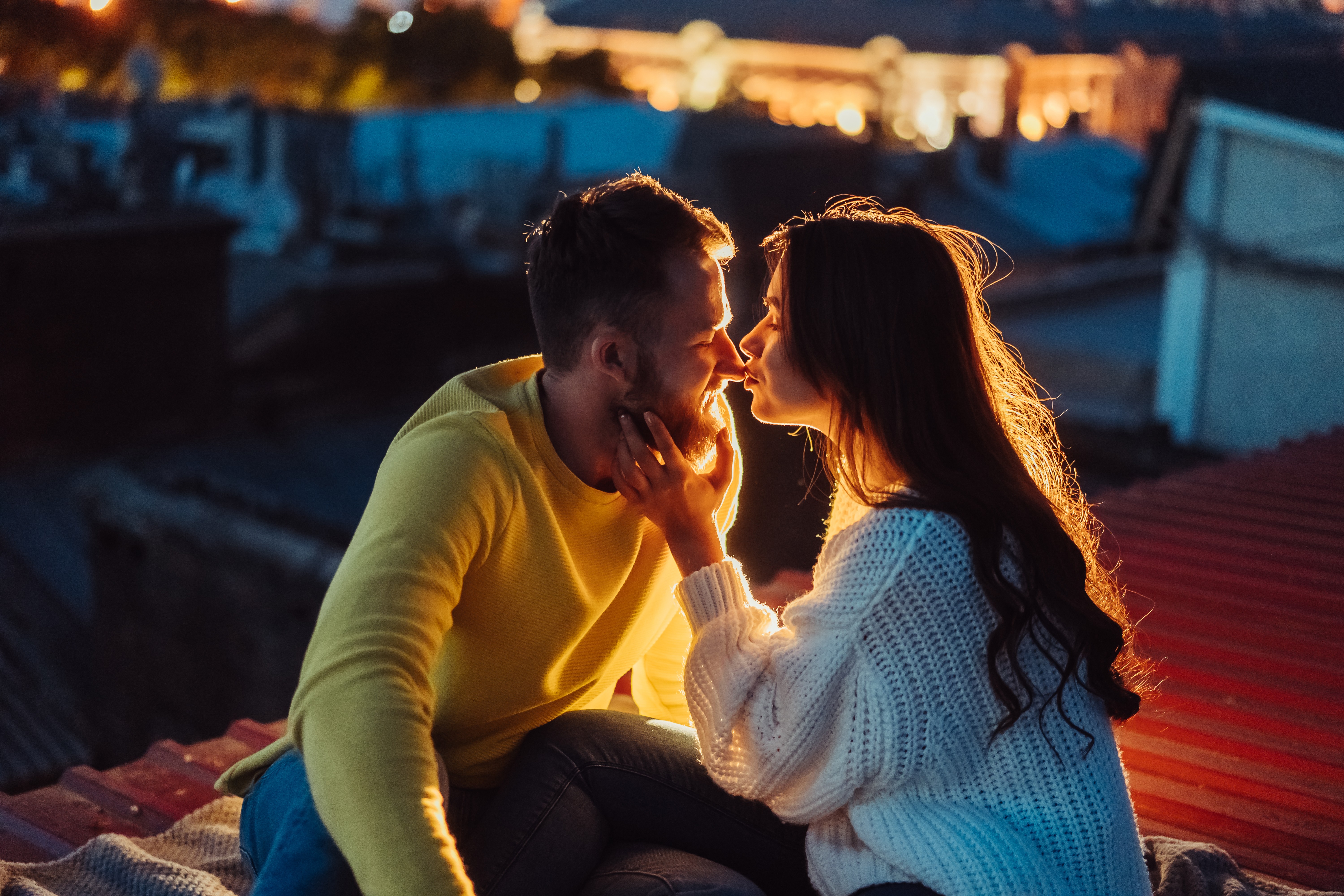 Влюбленные сидят. Пара сидит зимой. The best dating on the Roof. Couple Lie in a Roof. Мужчина и женщина во дворе дома разговаривают ночью.