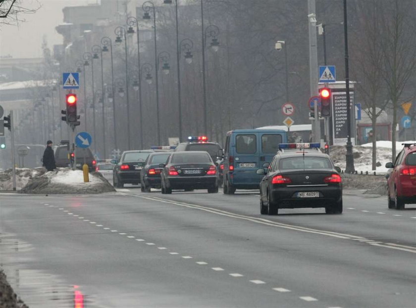 Won z drogi, bo władza jedzie!