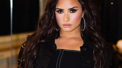 Elsírta magát a színpadon Demi Lovato – videó