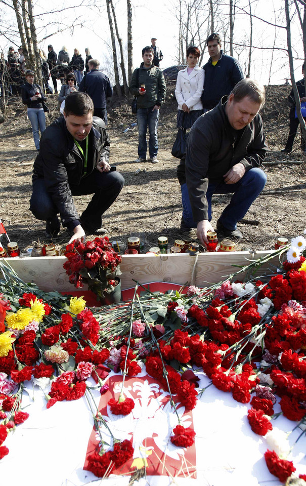 Na miejscu traghedii w Smoleńsku, fot. Reuters/Sergei Karpukhin
