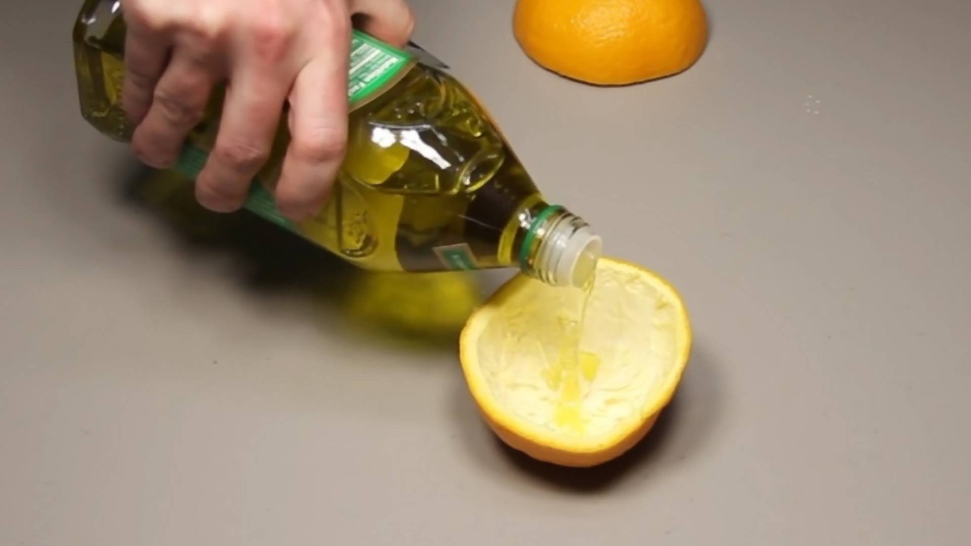 Sipajte ulje u pomorandžinu koru i gledajte kako se dešava magija