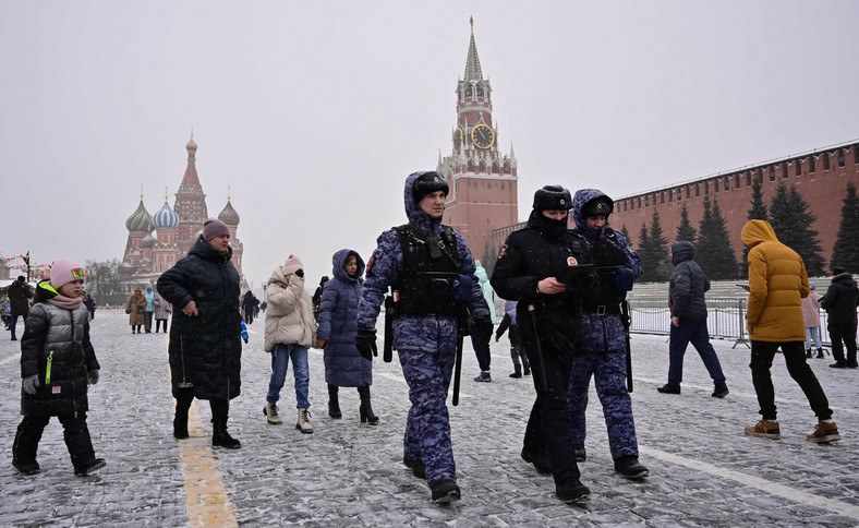 Patrol rosyjskiej policji na Placu Czerwonym w centrum Moskwy, 24 lutego 2023 r.