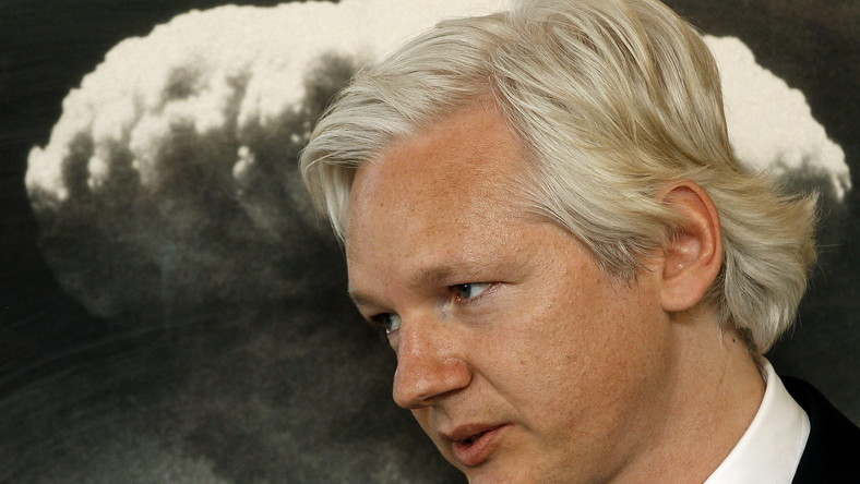 Adwokat założyciela WikiLeaks Juliana Assange'a, Ben Emmerson, zwrócił się do brytyjskiego sądu o odrzucenie szwedzkiego wniosku o ekstradycję Australijczyka na podstawie Europejskiego Nakazu Aresztowania, argumentując, że nakaz nie spełnia wymogów prawnych.