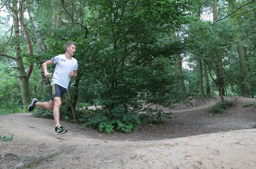 Marcin Lewandowski biega w lesie
