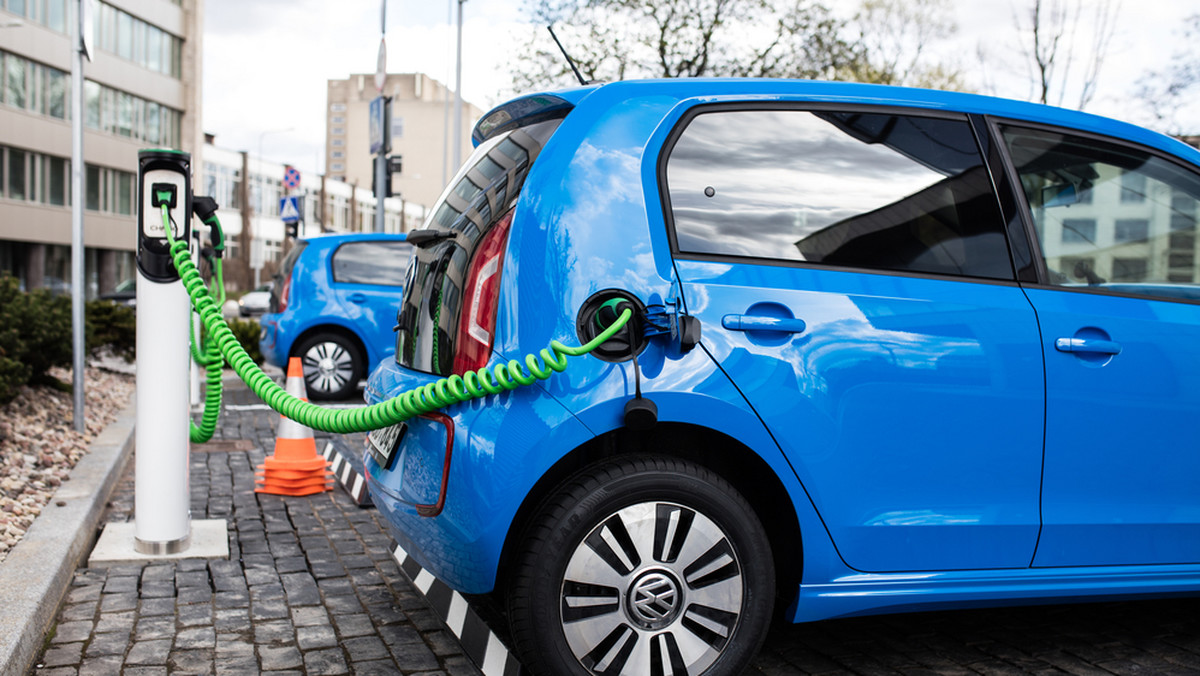 Nawet kilkadziesiąt tysięcy złotych miesięcznie może wynieść przychód pracownika, który wykorzystuje do prywatnych celów elektryczny samochód udostępniony mu przez pracodawcę. Dlaczego? Bo przepisy mówiące o ryczałtowym przychodzie (250 lub 400 zł) odnoszą się tylko do tradycyjnych aut – pisze "Rzeczpospolita".