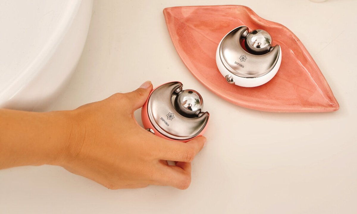 To urządzenie za mniej niż 100 zł daje efekt jak po kobido. Najlepsze na lwią zmarszczkę i kurze łapki. "Za tę cenę to hit"