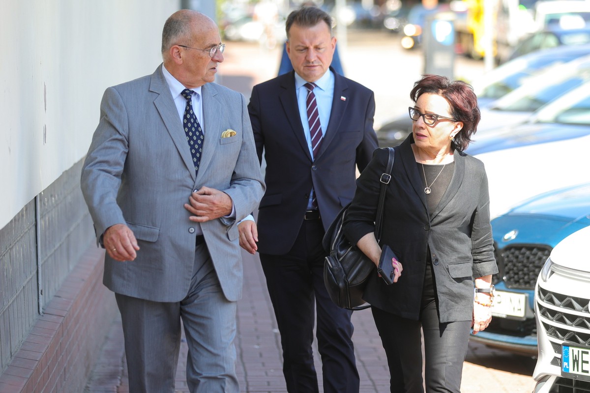 Warszawa, 11.06.2024. Szef KP PiS Mariusz Błaszczak (C) oraz posłowie PiS Zbigniew Rau (L) i Elżbieta Witek (P) w drodze na spotkanie kierownictwa Prawa i Sprawiedliwości w siedzibie partii przy ul. Nowogrodzkiej w Warszawie,