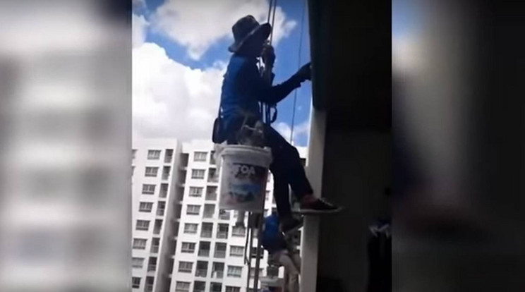 Elvágta az épületen dolgozó munkások biztosítókötelét a tahi nő /Fotó: YouTube