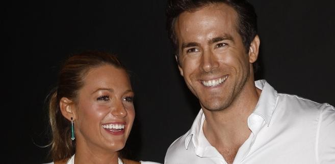 W 2012 roku w związek małżeński wstąpiły dwie kolejne najlepsze partie Hollywood - <b>Ryan Reynolds i Blake Lively</b>. <br>
Już sam ich romans był niespodzianką, a co dopiero ślub. On był krótko po rozwodzie ze Scarlett Johansson, ona po rozstaniu z Leonardo DiCaprio. <br>
Ceremonia, która odbyła się w Kalifornii, nie należała do hucznych, a na weselu bawiło się jedynie kilkudziesięciu gości. Wszystko odbyło się w tajemnicy przed światem. W mediach pojawiło się jedynie kilka informacji o całym wydarzeniu. <br>
Panna młoda miała podobno suknię ślubną od Chanel, której od niedawna jest twarzą. Trzy piosenki podczas wesela zaśpiewała dobra przyjaciółka aktorki, Florence Welch z zespołu Florence and the Machine. Na ślubie obecni byli również Bette Midler i Christian Louboutin.