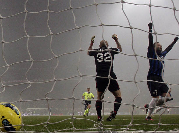 AC Milan przegrał derby. Juventus liderem. Zobacz wideo