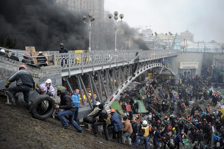 Opozycjoniści budują nowe barykady. Fot. EPA/ALEXEY FURMAN/PAP/EPA