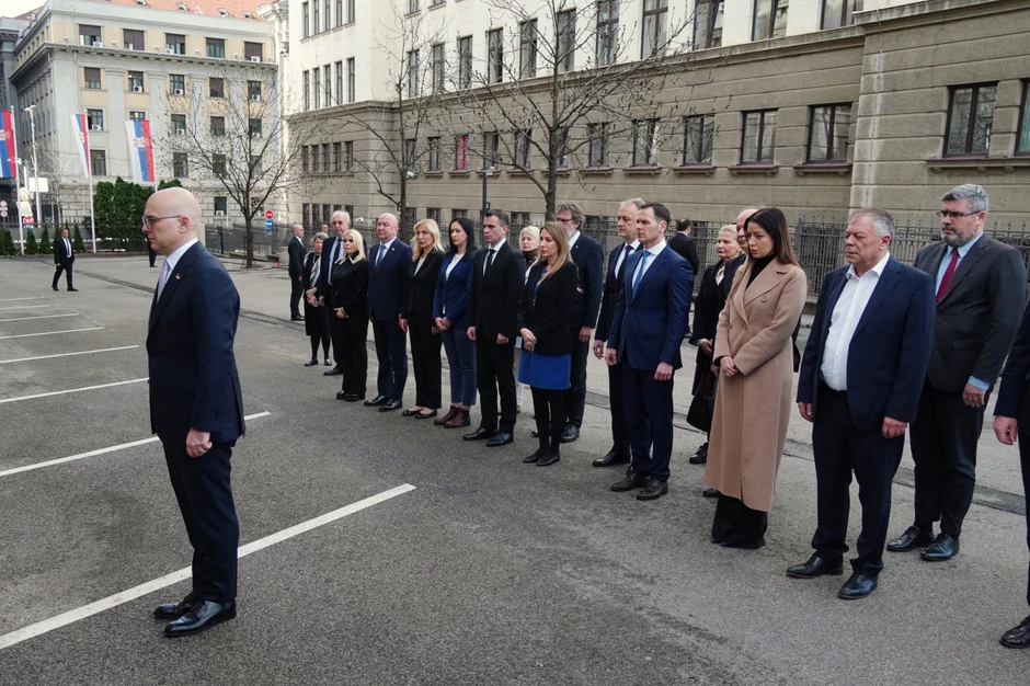 Premijer Miloš Vučević i ministri Vlade Srbije položili venac na mestu na kom je izvršen atentat na premijera Zorana Đinđića