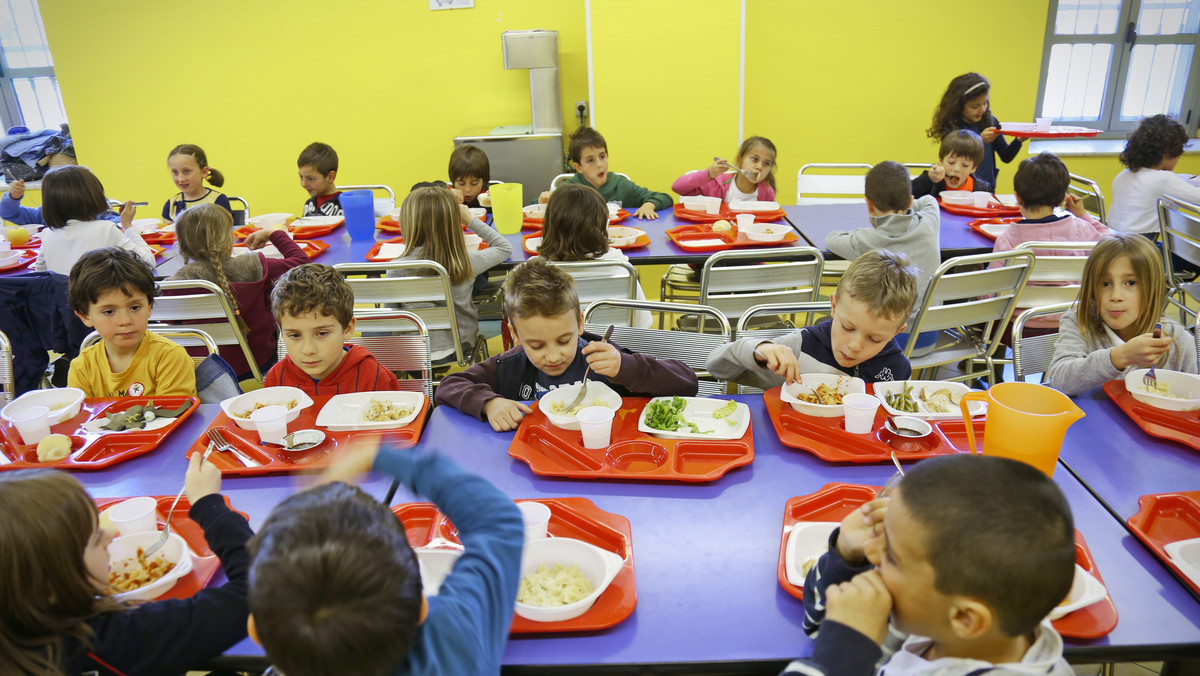 Darmowe posiłki w szkole. Dzieci lepiej czytają i radziej są otyłe