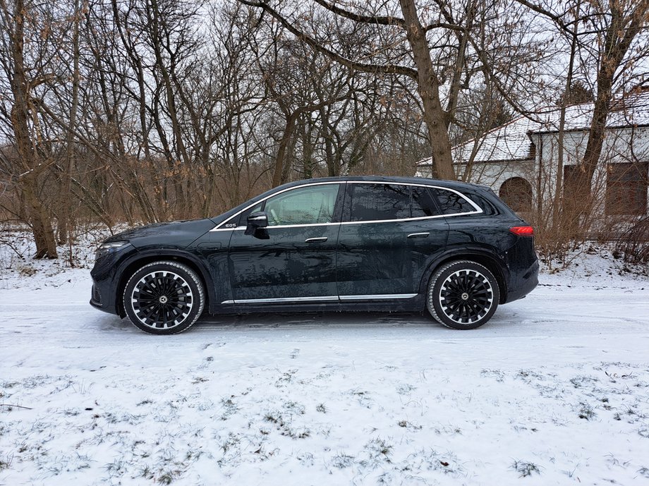 Mercedes EQS SUV ma grubo ponad pięć metrów długości, choć gabarytami ustępuje spalinowemu GLS.