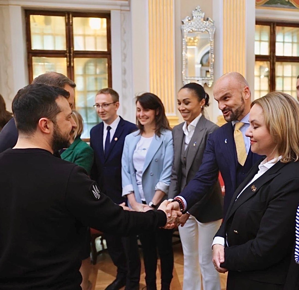 Prezydent Ukrainy Wołodymyr Zełenski przy okazji wizyty w Warszawie spotkał się z przedstawicielami polskiego biznesu, w tym z prezesem InPostu Rafałem Brzoską, który zaangażował się w pomoc zaatakowanej przez Rosję Ukrainie