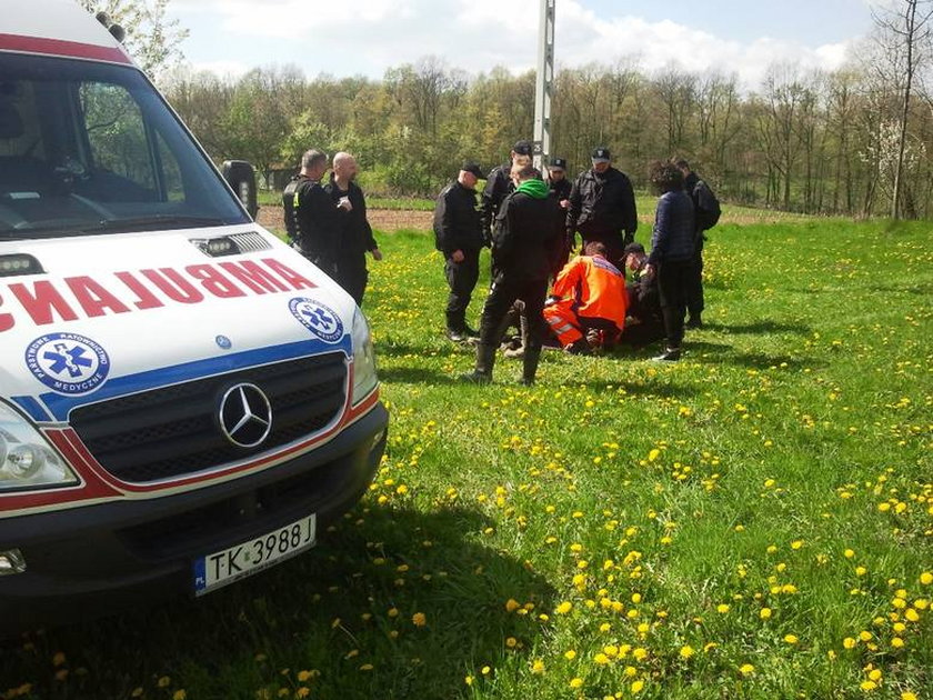 Staruszek zaginął w lesie. Na 3 dni ugrzązł w błocie