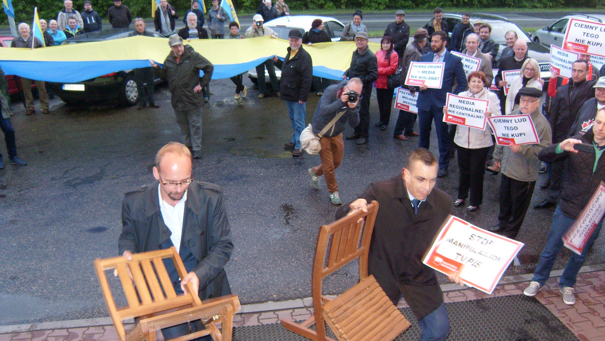 Kilkadziesiąt osób, sympatyków Ruchu Autonomii Śląska i Sojuszu Lewicy Demokratycznej, protestowało pod siedzibą katowickiego oddziału telewizji publicznej. Protest "Media regionalne, nie centralne" to reakcja na zmiany w ramówce, która wykluczyła z debaty w programie publicystycznym "Optyka Polityka" ugrupowania, które nie mają swoich przedstawicieli w Sejmie RP.