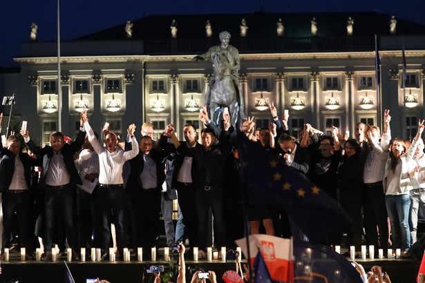 Posłowie opozycji podczas Protestu przeciwko zamachowi PiS na sądy