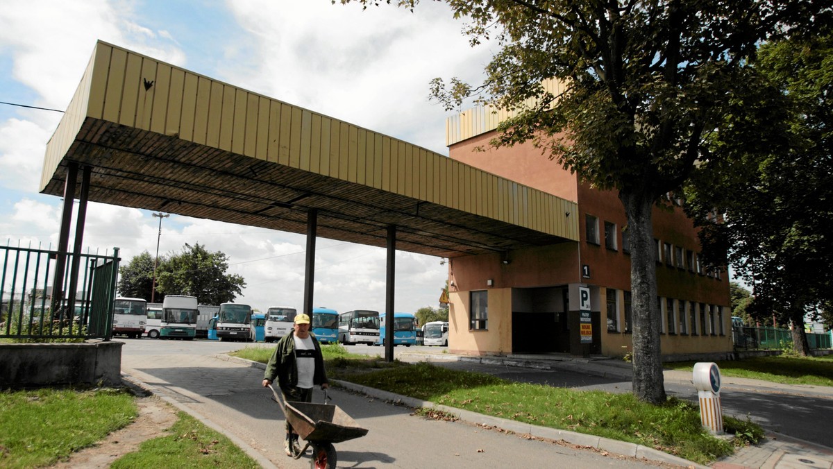 Od kilku lat dojeżdżam ze Świdnika do Lublina autobusem PKS Wschód dojeżdżającym bezpośrednio na ul. Zana. To jedyne takie połączenie ze Świdnika na LSM. Jeden kurs po godz. 7.00 do Lublina, jeden kurs powrotny po 16.00 do Świdnika. Kilka dni temu zniknęło z rozkładu – zaalarmowała redakcję mmlublin.pl czytelniczka.