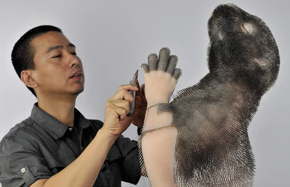 Profesor Ksie Jong radi na umetničkoj instalaciji u obliku dabra, koja je napravljena od plastike i 300.000 igala.