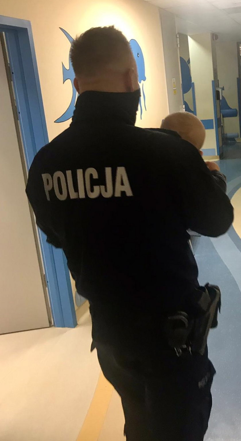 Policjanci zajęli się siedmiomiesięcznym chłopcem