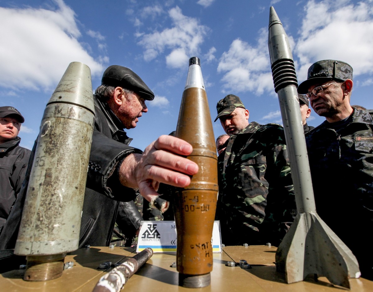 Prezydent Ołeksandr Turczynow w czasie ćwiczeń ukraińskich żołnierzy