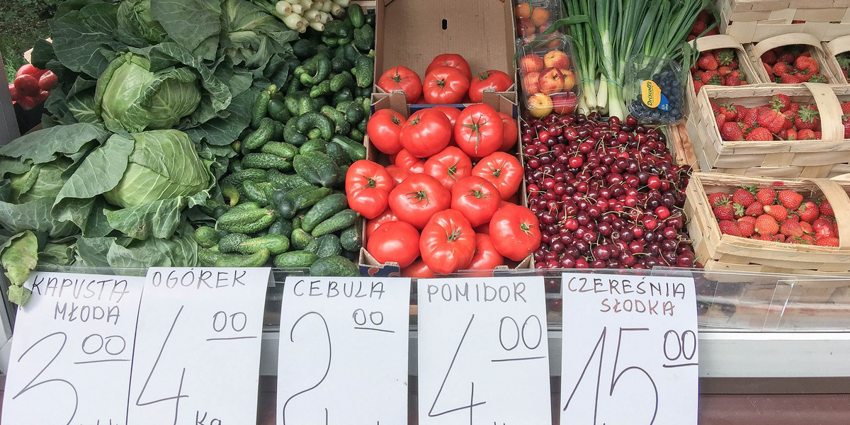 Ceny żywności w lipcu rosły kolejny miesiąc z rzędu, szczególnie warzyw, owoców i wieprzowiny. GUS podał również dane o wzroście PKB, które potwierdzają łagodne spowolnienie polskiej gospodarki