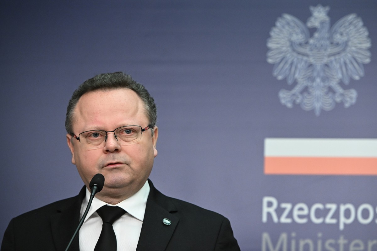 Warszawa, 05.04.2024. Wiceminister spraw zagranicznych Andrzej Szejna podczas konferencji prasowej w siedzibie MSZ w Warszawie, 5 bm. po spotkaniu z ambasadorem Izraela Jakowem Liwne. Jakow Liwne został wezwany do MSZ po tym jak siedmioro wolontariuszy organizacji humanitarnej World Central Kitchen, w tym Polak, zginęło w izraelskim ataku w Strefie Gazy. (sko) PAP/Radek Pietruszka