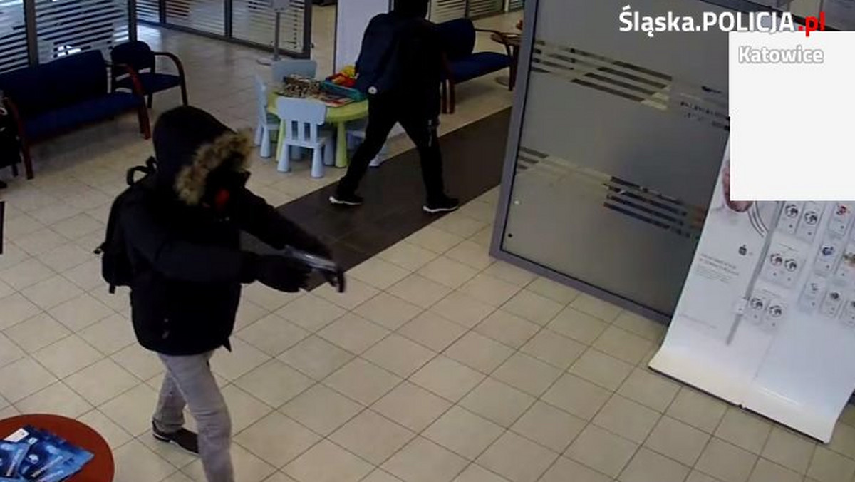 Policjanci poszukują sprawców wczorajszego napadu na bank w Katowicach. Dwóch zamaskowanych sprawców przedmiotami przypominającymi broń sterroryzowali personel placówki i zażądali wydania pieniędzy. Policja publikuje nagrania z kamer monitoringu.