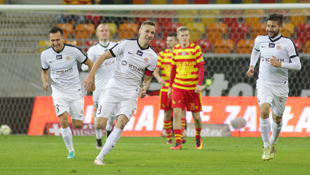 Jagiellonia Białystok oddaliła się od lidera LOTTO Ekstraklasy, przegrywając w meczu 13. kolejki 1:2 (1:0) z Zagłębiem Lubin. Miedziowi ustawili sobie mecz dwiema bramkami w zaledwie 3 minuty.