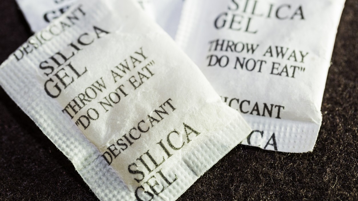 Vrecúška so silikagélom.