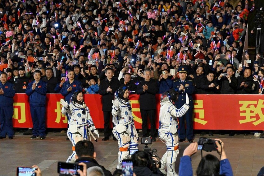 Kineski astronauti Cai Sjuže, Song Lingdong i Vang Haoze mašu okupljenima pre lansiranja ka svemirskoj stanici Tjangong | Foto: ADEK BERRY/AFP via Getty Images