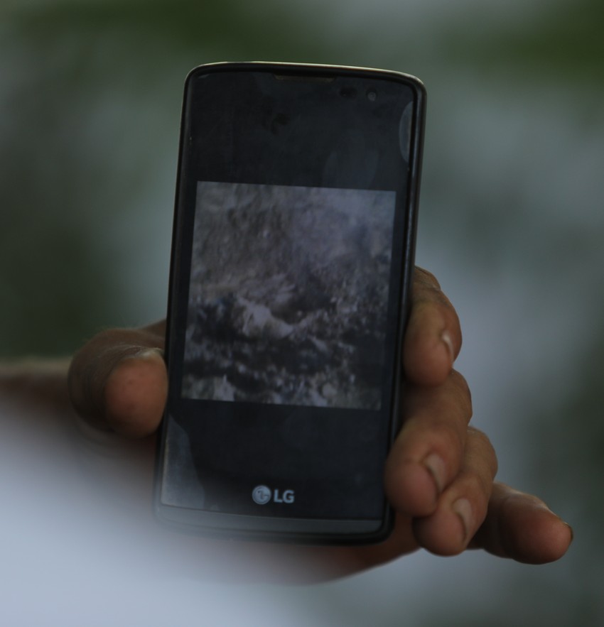 Radnik pokazuje bombu koju je fotografisao