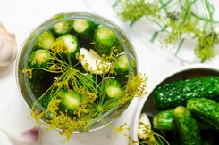 Niebieski czosnek w ogórkach kiszonych. Czy można go jeść? Mało osób o tym wie