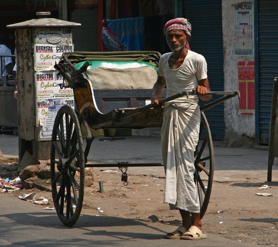Kalkuta jest jedynym indyjskim miastem, w którym legalnie działają ciągnięte na piechotę riksze. Ubodzy rikszarze przewożą całymi dniami swoich bogatszych rodaków i turystów, zaś urządzenie ich pracy jest niekiedy również ich domem.