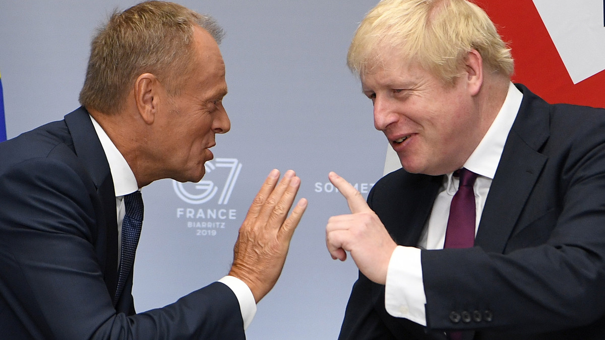 Premier Wielkiej Brytanii Boris Johnson powiedział szefowi RE Donaldowi Tuskowi, że jego kraj opuści UE 31 października niezależnie od okoliczności - przekazało źródło w brytyjskiej administracji po niedzielnym spotkaniu Johnsona i Tuska na szczycie G7 w Biarritz.