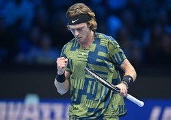 Rublow ostatnim półfinalistą ATP Finals. Djokovic przegrał pierwszego seta [WIDEO]