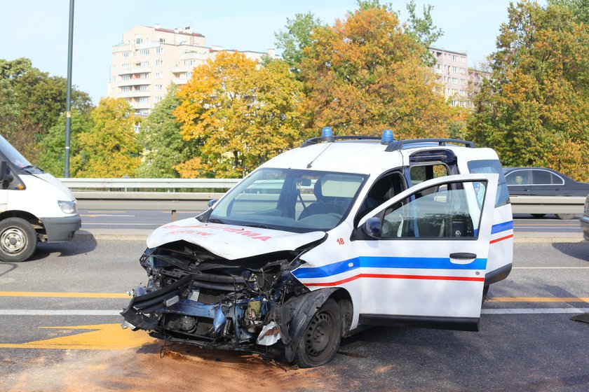 Ambulans wbił się w barierki