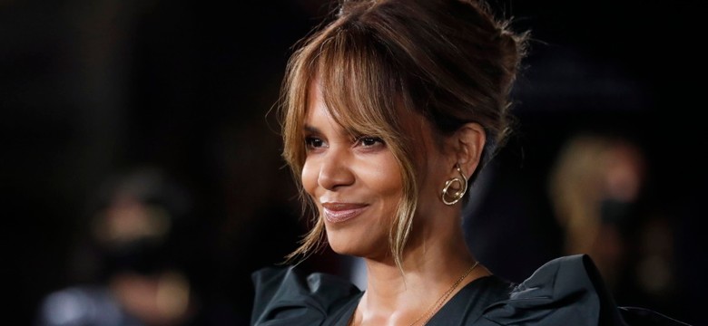 Pod tą kreacją nie mogło być bielizny: 55-letnia Halle Berry zachwyca. FOTO