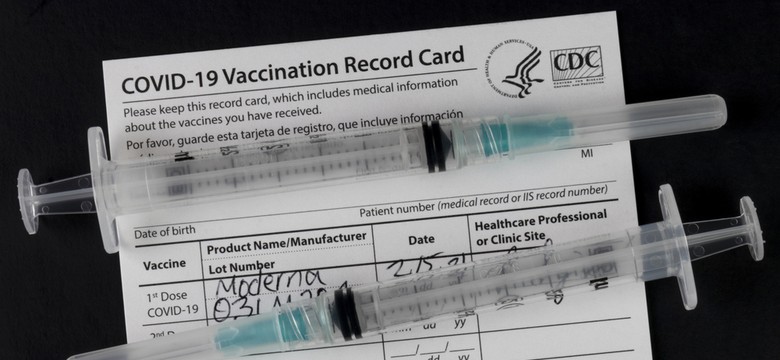 Paszporty covidowe. Polska przystąpi jednak do testów