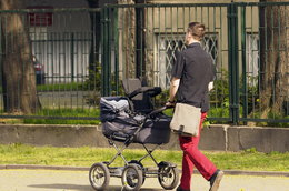 Urlopy rodzicielskie dla ojców coraz popularniejsze? Liczby ujawniają prawdę