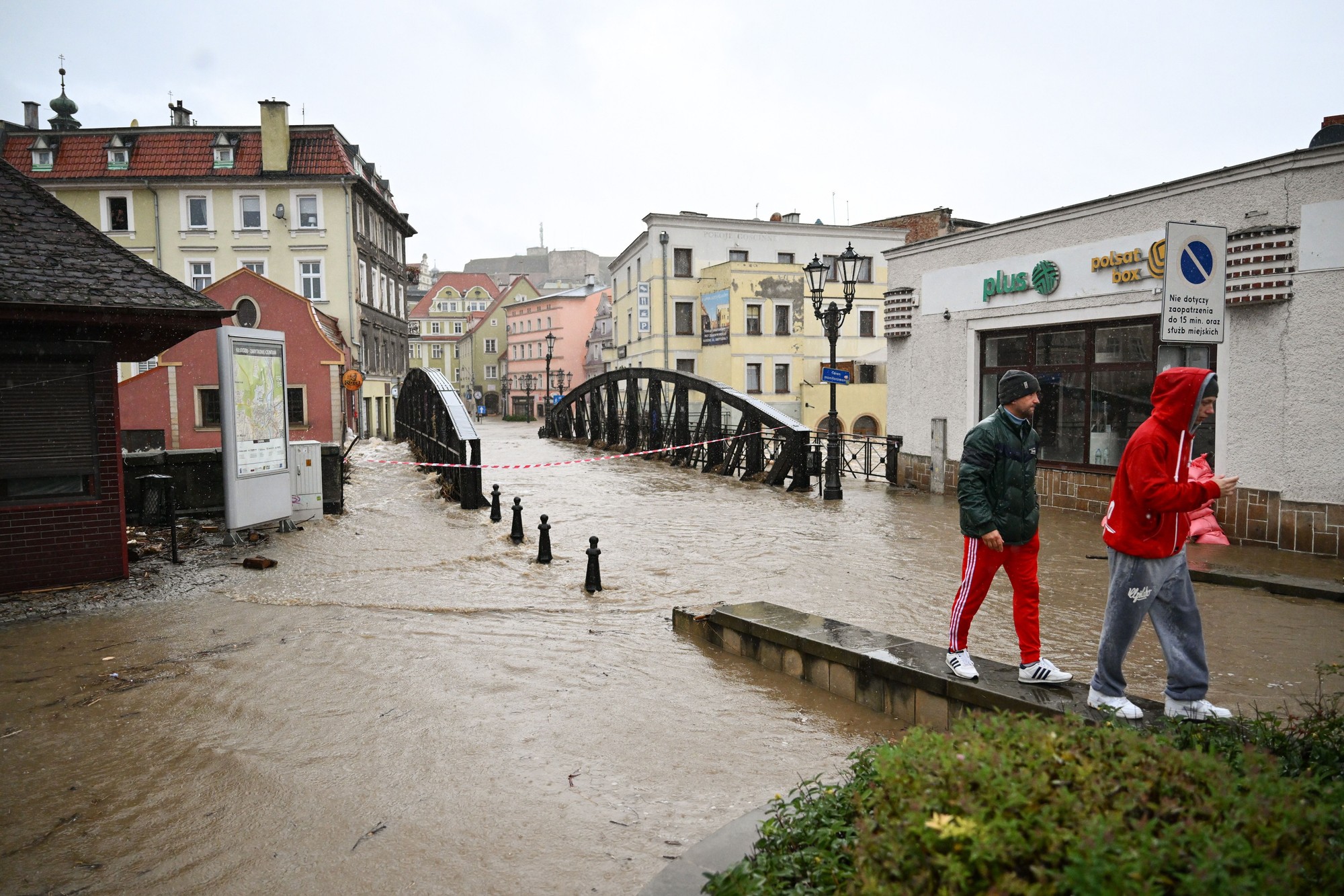 Zaplavené centrum v meste Kladsko (Klodzko) na juhozápade Poľska neďaleko hraníc s Českou republikou.