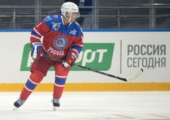 Władimir Putin znów na lodzie. Tym razem świętował 63. urodziny. ZDJĘCIA