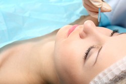 Istne szaleństwo: kobiety operują podbródki z powodu wideokonfrencji!