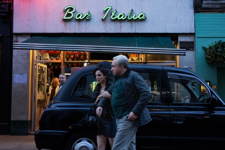 Marissa Abella and Eddie Marsan in the film "Back to black.  History of Amy Winehouse"