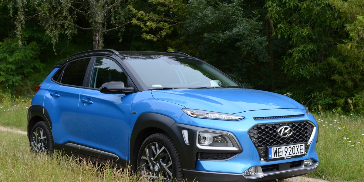 Hybrydowy Hyundai Kona to dobre auto do miasta - jest nieduży, a jego napęd zużywa niewiele paliwa. Sprawdzi się też jednak w roli samochodu dla rodziny - ma wystarczająco obszerną kabinę.