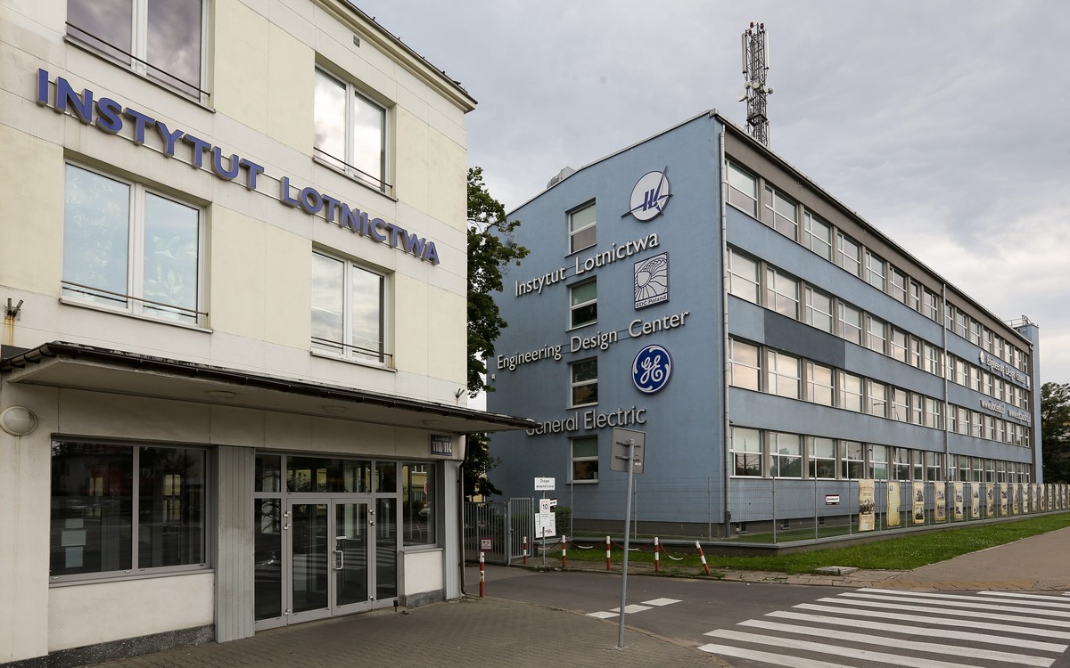 Samochód uderzył w budynek Instytutu Lotnictwa