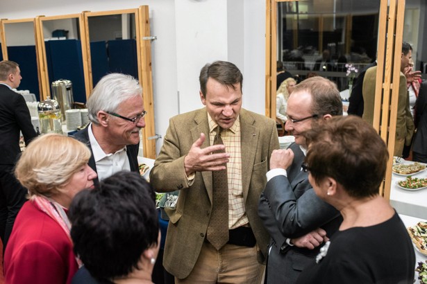 Sikorski w CNN: Apelowałbym o powstrzymanie się od osądu PiS [WIDEO]